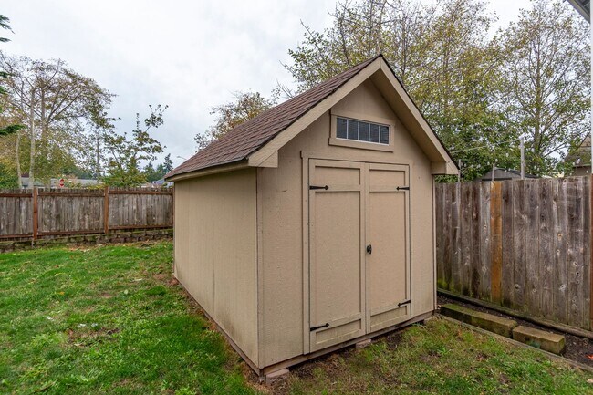 Building Photo - 3-bedroom, 2.5-bathroom Pet Friendly Home