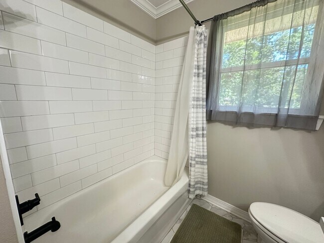 Building Photo - BEAUTIFUL CUSTOM HOME