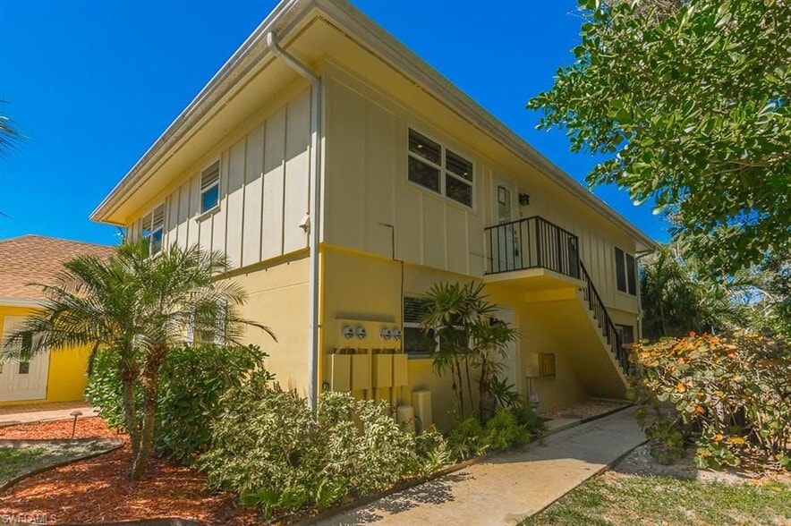 Second floor landing and entrance - 1219 Solana Rd