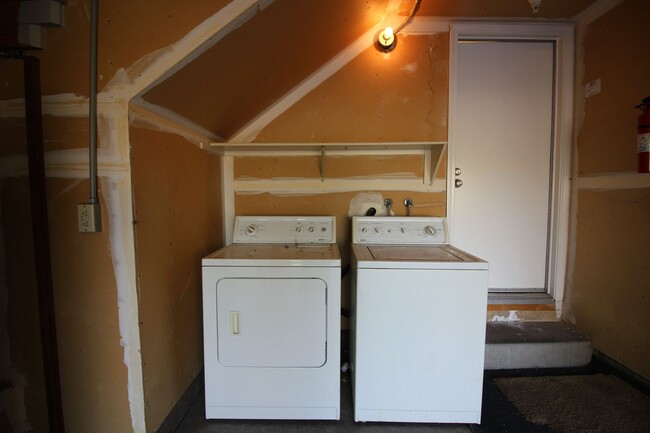 Building Photo - 3 Bedroom Townhome for Rent!