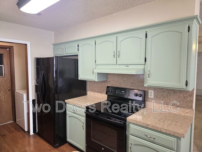 Building Photo - 904 E Hills Dr