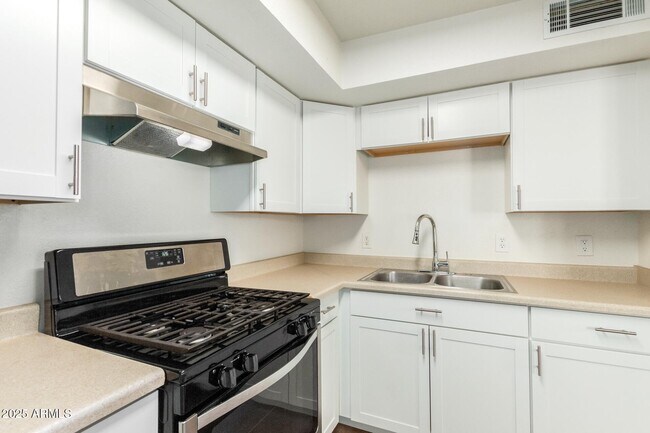 Building Photo - 616 S Bellview