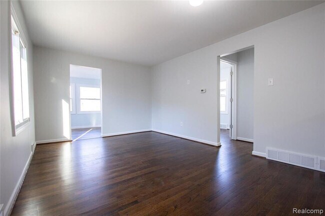 Building Photo - 1308 E Milton Ave