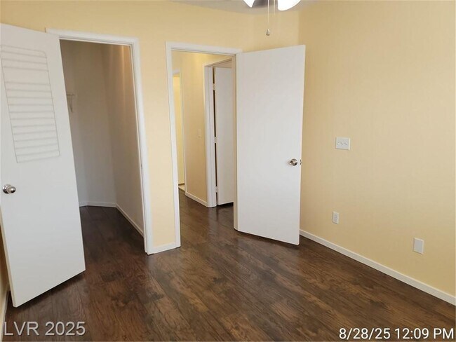 Building Photo - Charming Silverado Ranch Home!