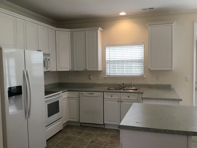 Building Photo - 1015 Farmingham Ln