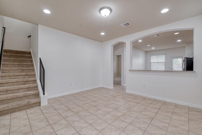 Building Photo - 2880 Donnell Dr