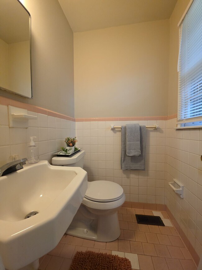 Building Photo - 4504 Sparkman Dr NW