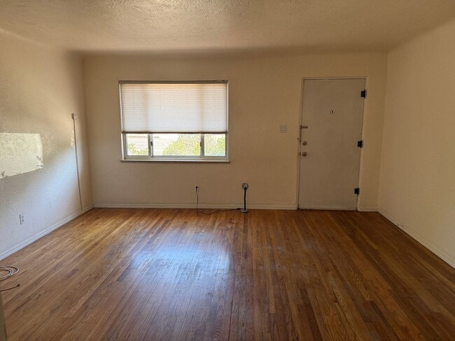 Building Photo - Nice 2 Br, 1 Bath house with the major app...