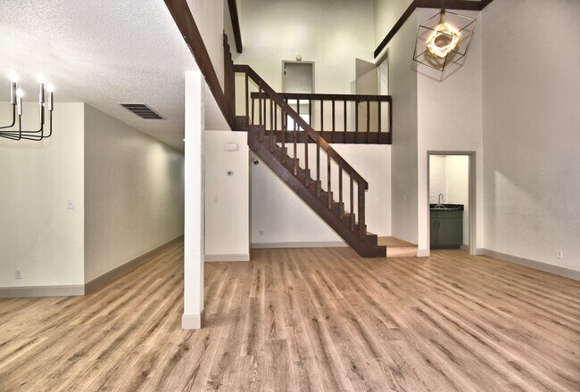 Building Photo - Updated 2 bed, 2 bath townhouse with 1,788...