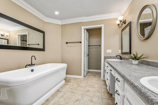 Building Photo - 4/2 Cantonment Property in Kings Road Neig...