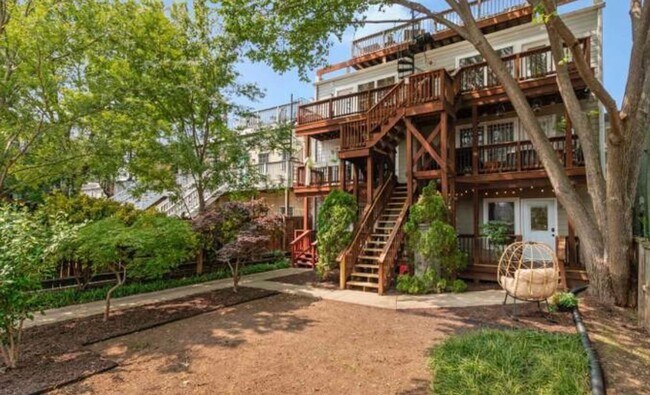 Building Photo - Bright, modern Capitol Hill 1 bed/1 bath condo with private outdoor space and secured parking