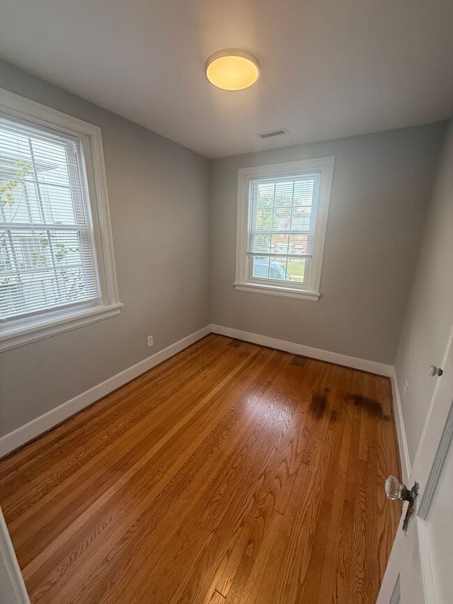 Building Photo - Huge 1 Bedroom Apartment, in the Near west End with an extra den space!