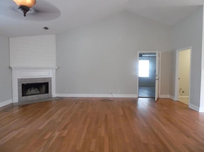 Building Photo - 147 Royal Dr