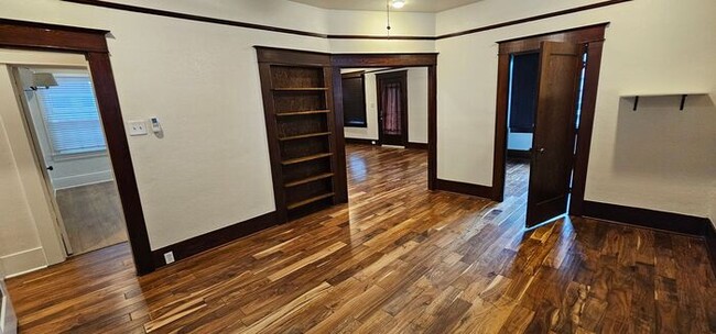 Building Photo - 2 bed 1 bath plus office/Den room, Downtow...