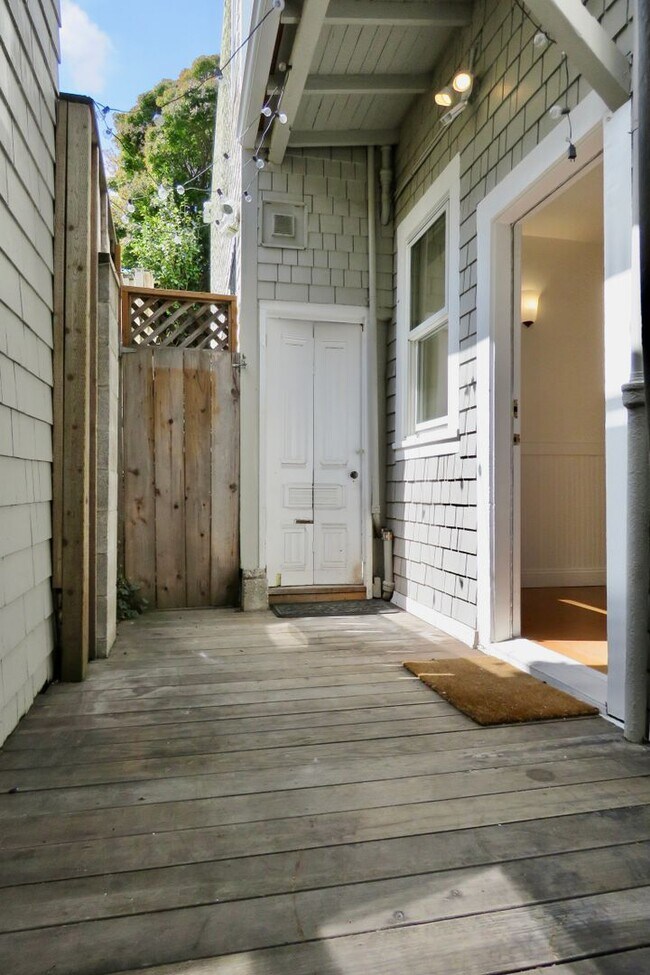 Building Photo - Freshly Updated Pet Friendly First Floor with Parking and Laundry