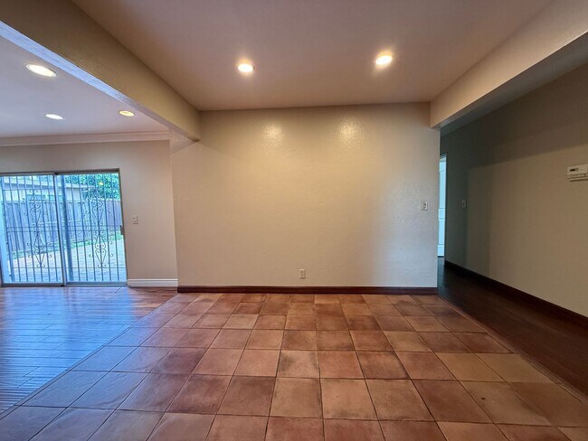Building Photo - Cozy 3 Bedroom 2 Bath home located conveniently in San Jose