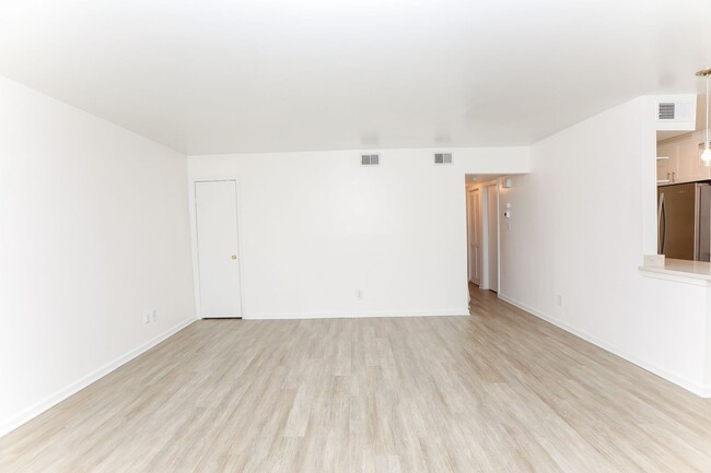 Building Photo - Gorgeous 2 Bedroom Condo Available in Virg...