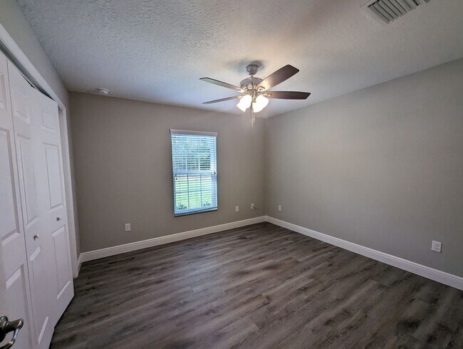 Building Photo - New 3/2/2 fenced home with Many Upgrades i...