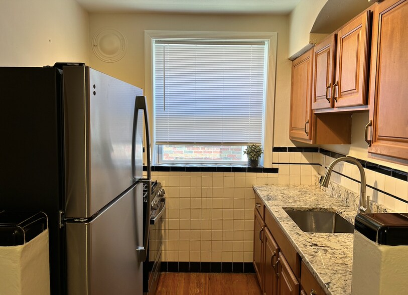 Primary Photo - 6312 Bancroft Ave