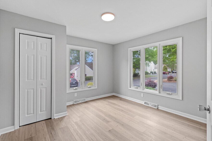 Building Photo - 325 Eastwood Dr