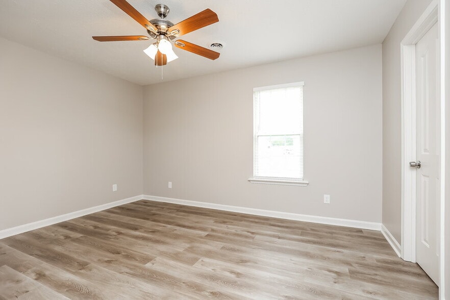 Building Photo - 1912 Guildford Dr