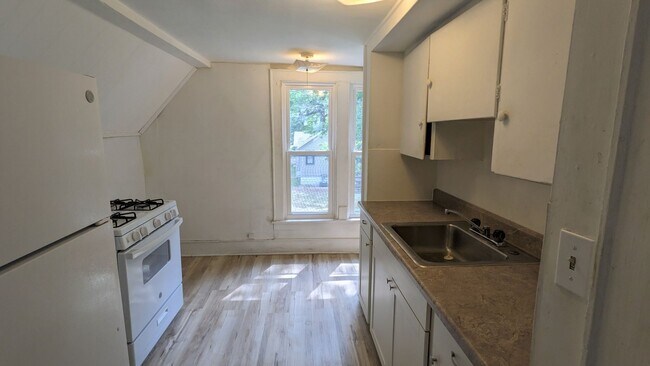 Building Photo - 121 E Holbrook Ave