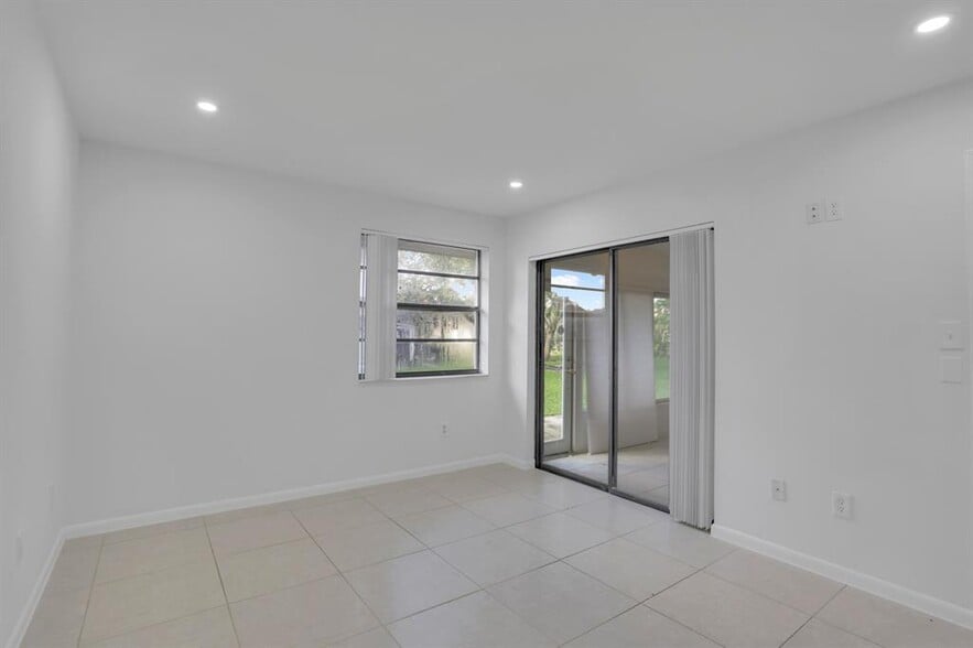 Building Photo - 315 NW 36th Ave