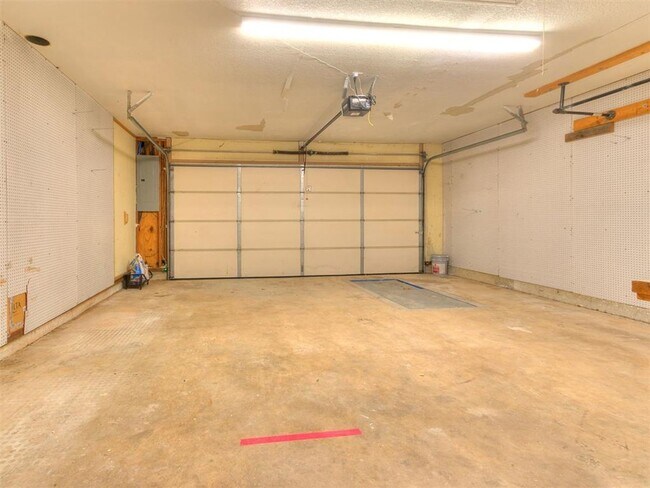 Building Photo - Family Home + Pool!