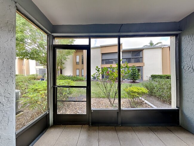 Building Photo - 2956 Clubview Dr