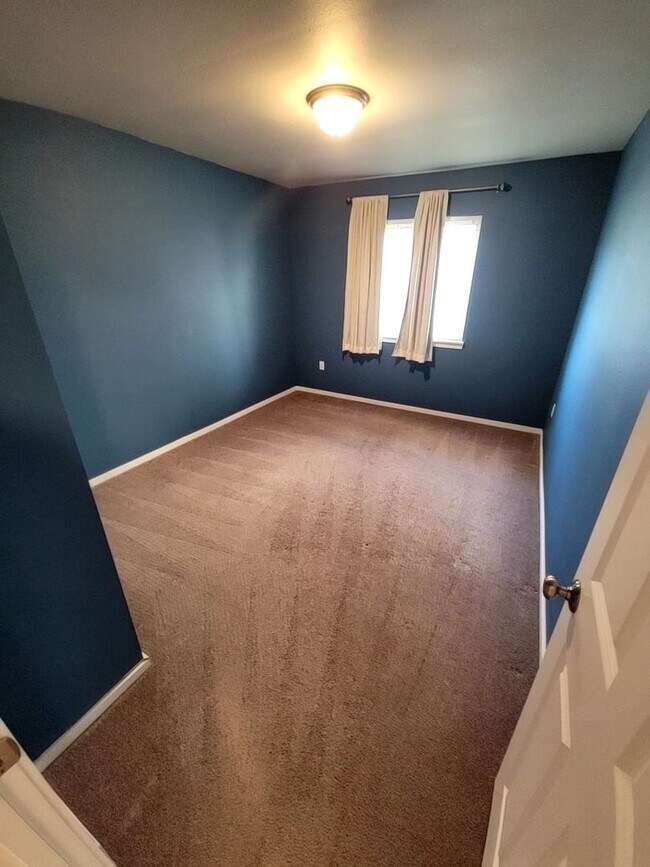 Building Photo - Large 4 Bed Split, Available Now! Pets Okay!