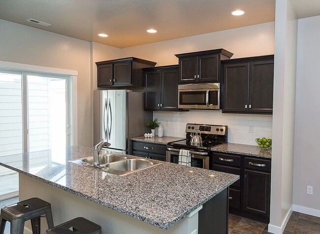 Building Photo - Cute 3 Bedroom 2.5 Home with a 2 Car Garage!