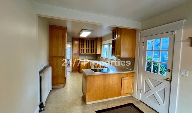 Building Photo - Unique Large 3BD I 2BA Home - Near Gabriel Park!