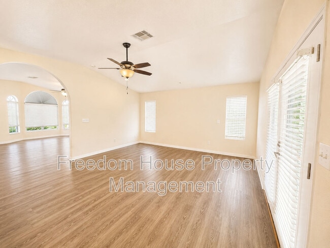 Building Photo - 3066 E Mount Charleston Dr