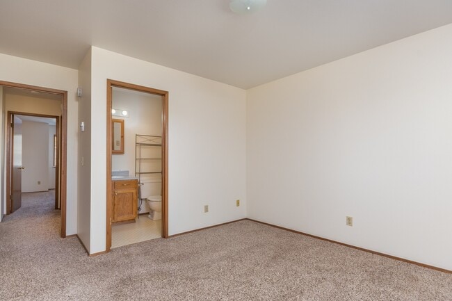 Building Photo - 3 Bedroom Townhome