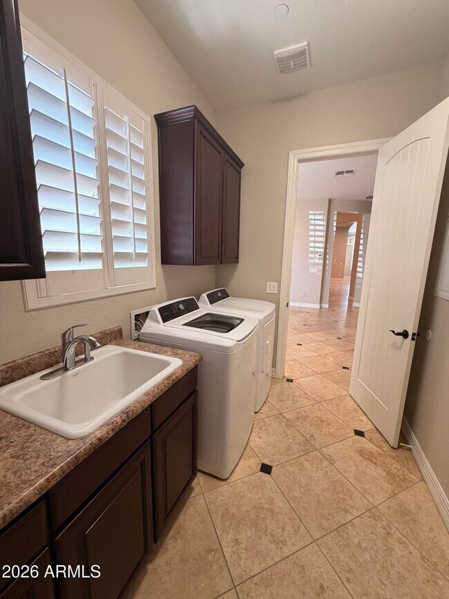 Building Photo - 3952 E Expedition Way