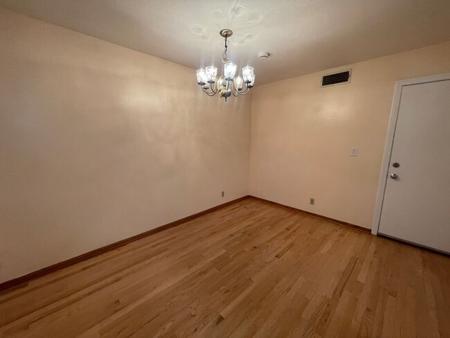 Building Photo - MOVE IN READY! Spacious 3-Bedroom Townhous...