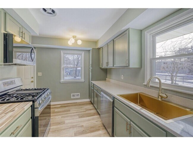 Building Photo - 6300 Quebec Ave N