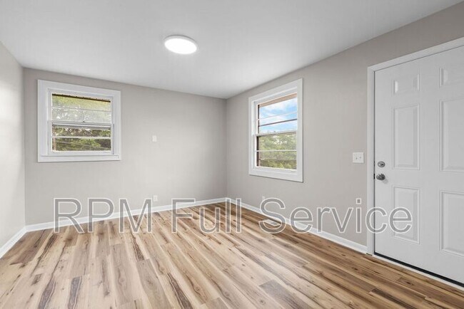 Building Photo - 895a W Sharpe Ave