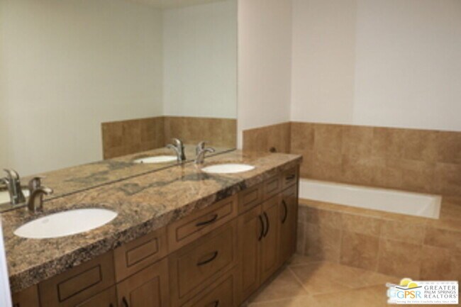 Building Photo - 68 Oak Tree Dr