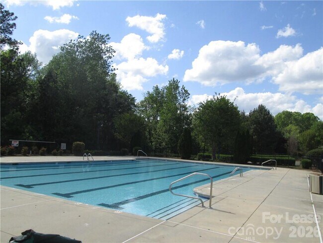 Building Photo - 9901 Hazelview Dr