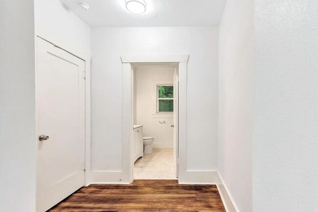 Building Photo - 425 E Sears St