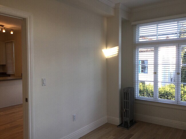 Building Photo - 633 Alma Ave