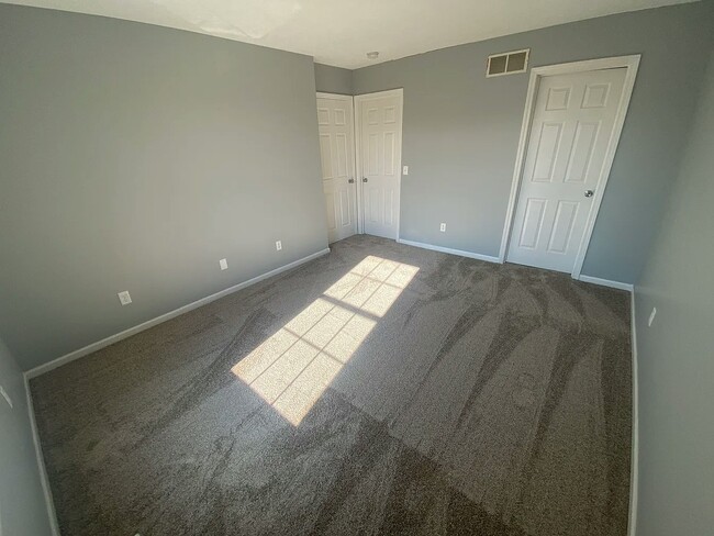 Building Photo - 250 Parktrail Rd