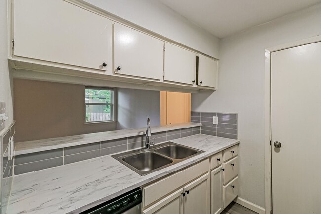 Building Photo - 6710 Wentworth Dr
