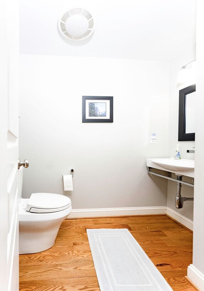 Building Photo - Luxurious Spacious and Bright , Gorgeous P...