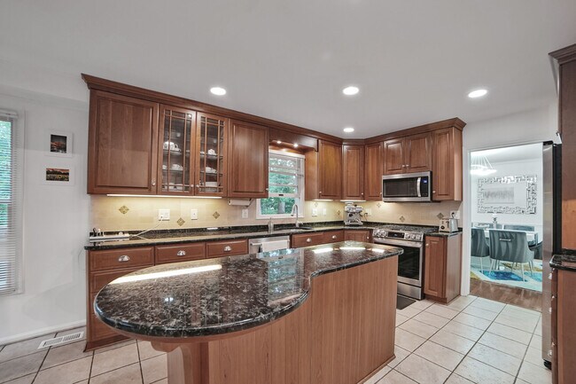 Building Photo - 18420 Shady View Ln