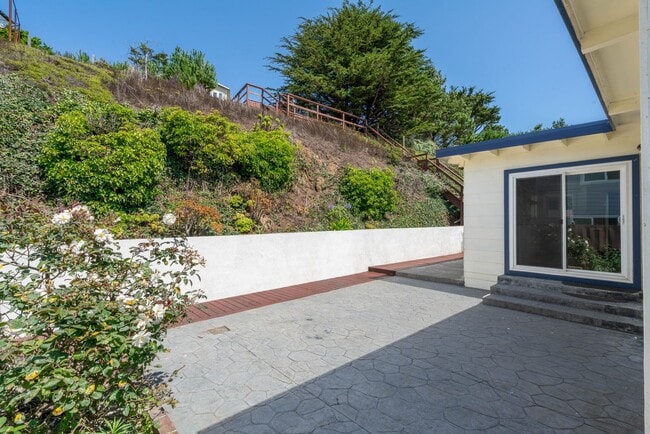 Building Photo - Pacific Ocean and Hillside Views