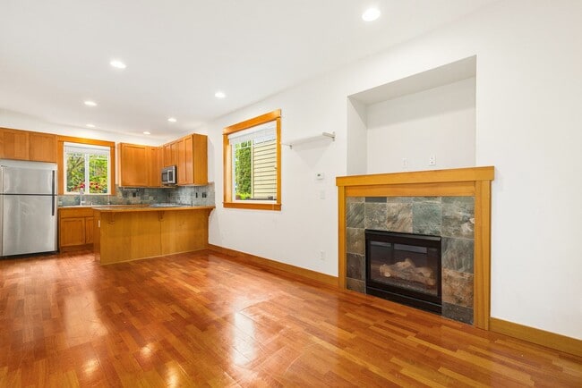 Building Photo - Spacious Wedgewood 2 Bedroom Cottage Townhome