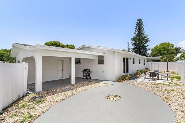 Building Photo - 123 NW 6th Ave