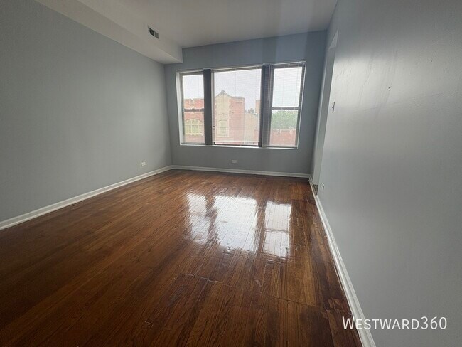 Building Photo - 707 E 62nd St